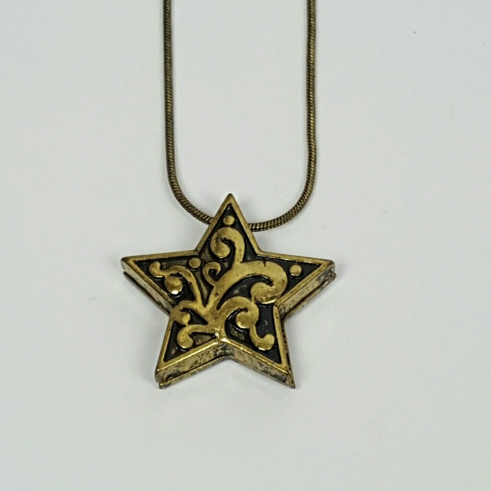 NWT Women's necklace Star pendant gold tone-